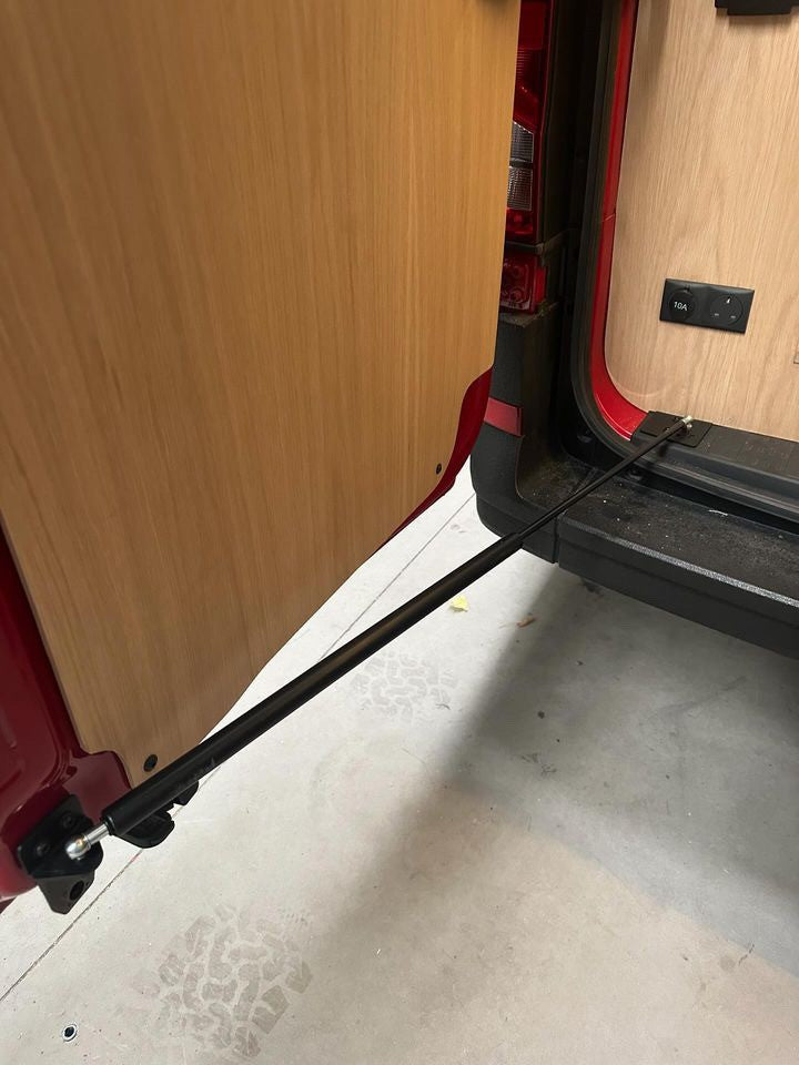 CRAFTER/MAN REAR DOOR STRUT OPENING KIT