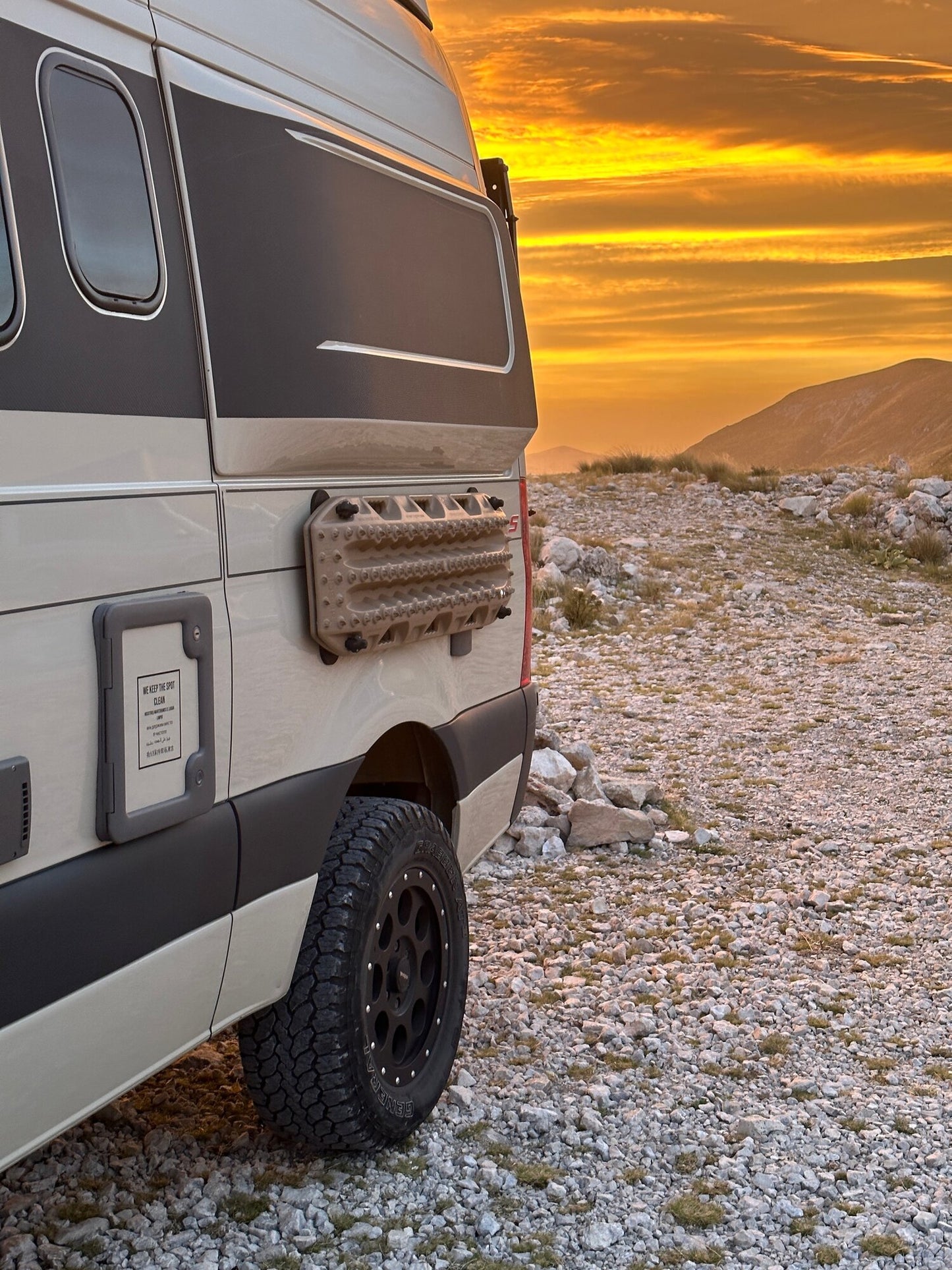 TACTIC VANS PINS AND MAGNETS TO HOLD MAX TRAX MK2 (MAXXTRAC NOT INCLUDED)