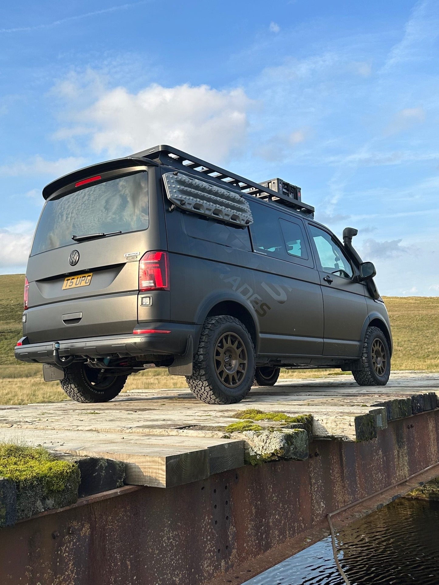 TACTIC VANS PINS AND MAGNETS TO HOLD MAX TRAX MK2 (MAXXTRAC NOT INCLUDED)