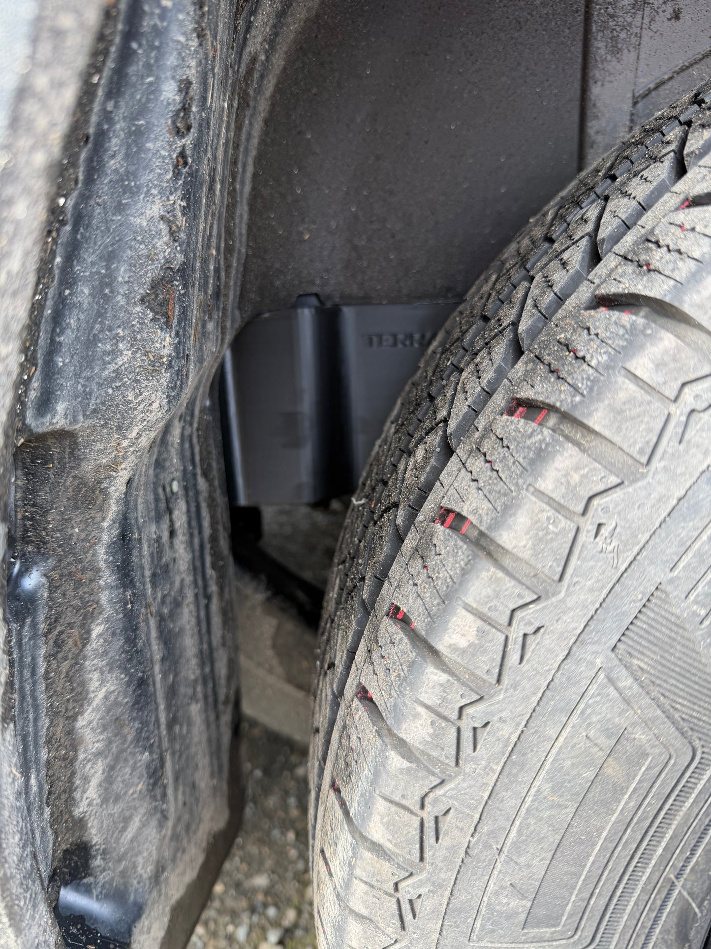 Protective cover for brake line and plug connection in rear wheel arch, for Ford Transit and Tourneo Custom (V710) / VW New Transporter (T7)